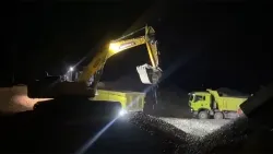 حفار مجنزر أثناء تحميل الركام، سلسلة ZG365