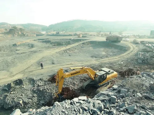 في أعمل الحفر الأرضي لتمديد الأنابيب والكابلات