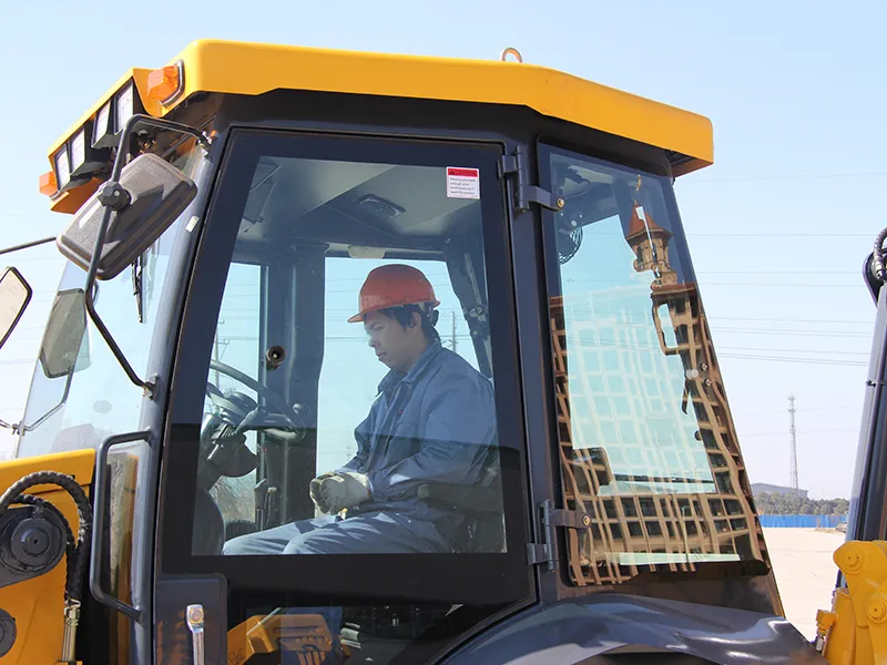 كابينة واسعة معتمدة بمعايير ROPS/FOPS ورؤية بانورامية