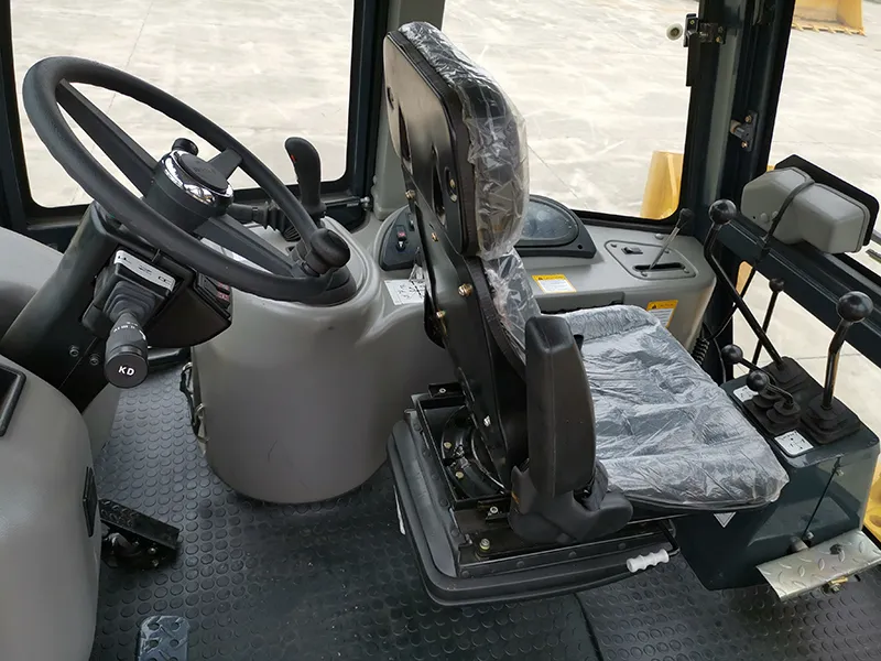 كابينة واسعة معتمدة بمعايير ROPS/FOPS ورؤية بانورامية