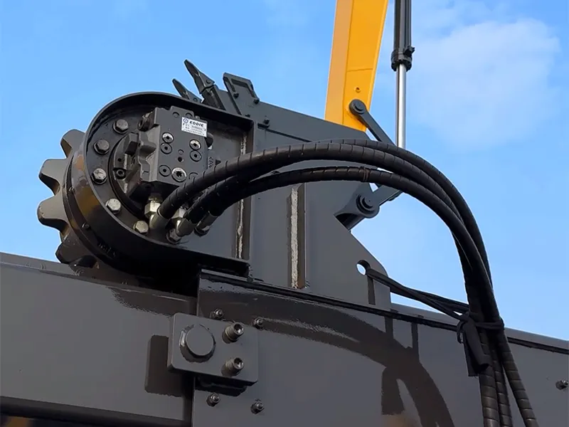 حفّار برمائي مجنزر للبيئات الطينية والمائية، ZG330D