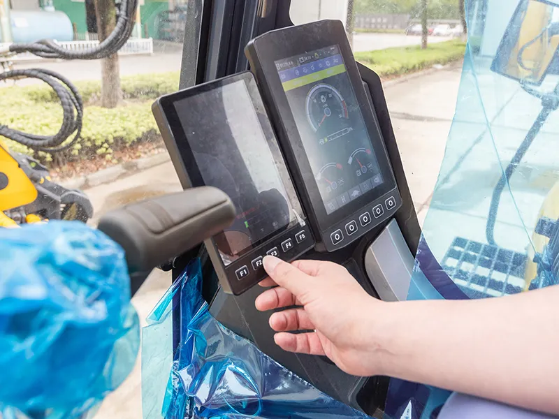 حفّار برمائي مجنزر للبيئات الطينية والمائية، ZG330D